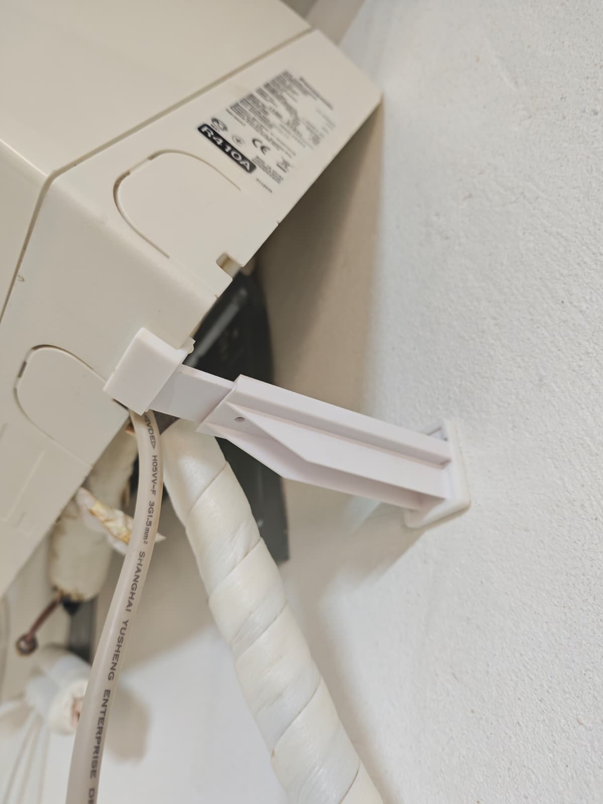 Detalle del soporte unamano extendido sobre el split